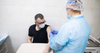 В ВОЗ порекомендовали не отказываться от защитных мер людям, привившимся от коронавируса