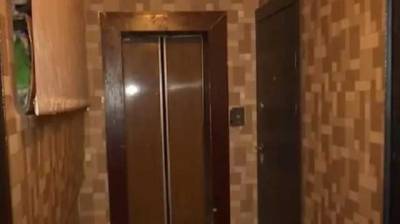Жители многоэтажки в Тернополе поставили дверь и замуровали лифт