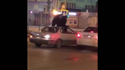 Молодого южносахалинца оштрафовали за катание пассажиров на крыше авто