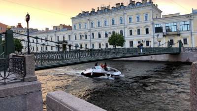 Машина протаранила ограждение и влетела в реку Мойку в Петербурге