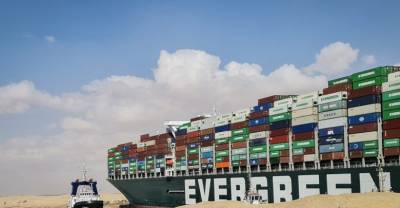 Заблокировавший Суэцкий канал гигантский контейнеровоз могут снять с мели 27 марта