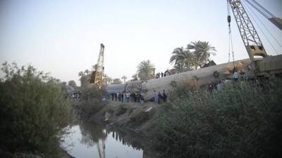 Число жертв столкновения поездов в Египте растет