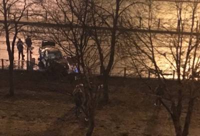 Водитель на BMW влетел в ограждение на Софийской улице в Петербурге