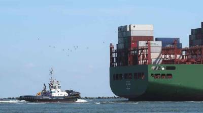 Заблокировавший Суэцкий канал контейнеровоз могут снять с мели 27 марта