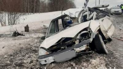 Машина в Карелии врезалась в фонарный столб: водитель в больнице