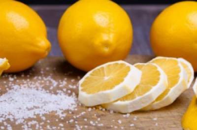 Справиться с головной болью поможет напиток из лимона и соли