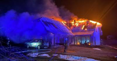 Пожар уничтожил дом, машину и вещи: семье с двумя детьми удалось спастись, они нуждаются в помощи