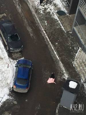 В Кемерове девочка-подросток выпала с балкона многоэтажки