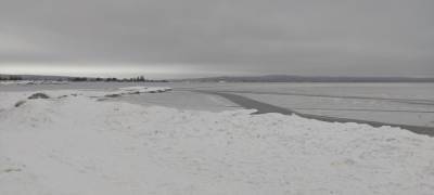 В Петрозаводске с 28 марта запрещаются любые прогулки и рыбалка на льду Онежского озера