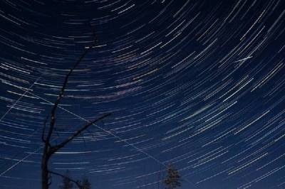 Фото: звезды водят разноцветные хороводы по ночам над озером Волоярви