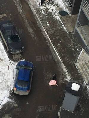 Появилось видео с места падения девушки с балкона многоэтажки в Кемерове