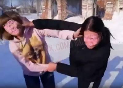 Из-за парней и сплетен школьницы в Сибири на камеру избили сверстницу
