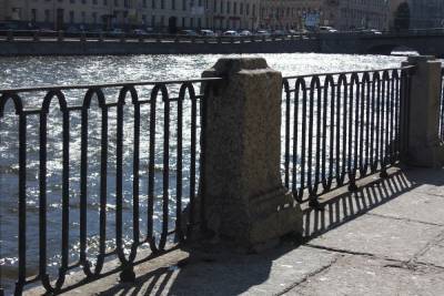 В Петербурге мосты и набережные начали отмывать от зимней грязи