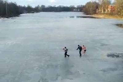В Тверской области мужчина, спасая собаку из реки, сам провалился под лёд