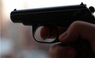 В Тюмени мужчина с оружием напал на продавца комиссионного магазина