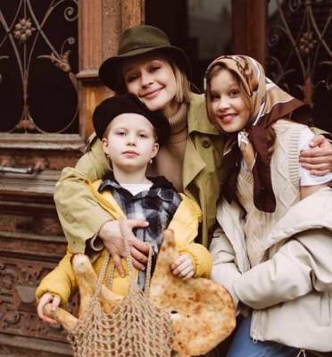 Воспитывающая двух дочерей от Алексея Учителя Юлия Пересильд раскрыла свой семейный статус