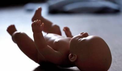 На Харьковщине нашли новорожденного ребенка в выгребной яме привокзального туалета