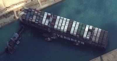 Заблокировавший Суэцкий канал контейнеровоз немного сдвинули с места, – СМИ