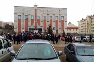 Люди в очереди около экзаменационного отдела в Чите записывались на апрель — ГИБДД