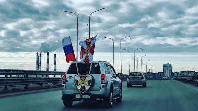 Тюменцы украсили автомобили флагами в честь Дня внутренних войск