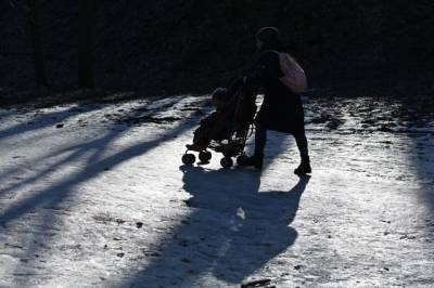 В Вологде на коляску с ребенком обрушился снег со льдом