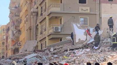 Рухнувший дом в Каире похоронил под обломками пять человек