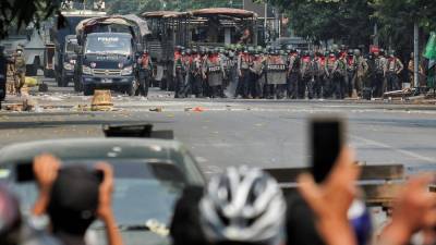 В результате разгона протестов в Мьянме погибли около 50 человек
