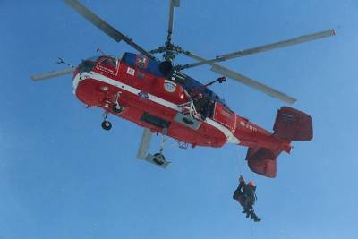 Упавшего с крыши в ТиНАО мужчину эвакуировали на вертолете в больницу