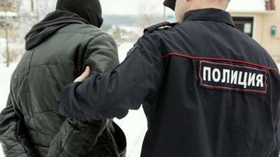 Кровь на асфальте привела полицейских к машине с трупом в Москве