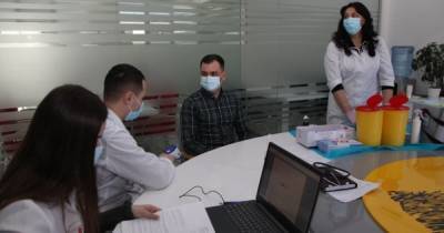 На Тернопольщине работников частных компаний вакцинировали вне очереди: у Зеленского отреагировали (ФОТО)