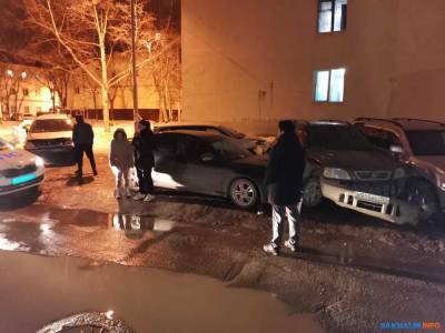 Лихач без прав врезался в целый ряд припаркованных авто в Южно-Сахалинске