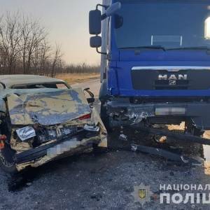 В Запорожской области после ДТП с грузовиком погиб водитель легковушки. Фотофакт