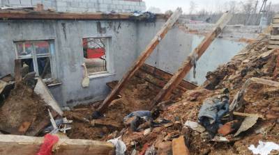 В Рогачевском районе мужчина разбирал дом, и на него обрушился потолок