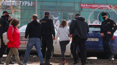 В Минске снова стянули спецтехнику, начались задержания
