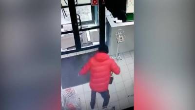 Житель Костромы попытался выбить двери магазина лбом после кражи