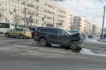 Дорогое ДТП: В Петербурге столкнулись Mercedes и Land Cruiser