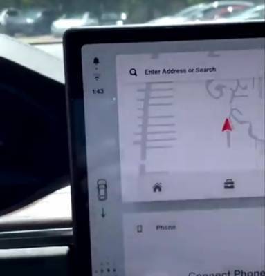 Переключение режимов движения электромобилей Tesla на мониторе соответствует стандартам безопасности
