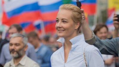 Юлия Навальная потребовала освободить мужа и улетела на отдых в Германию