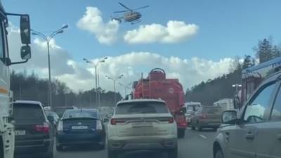 Пострадавшего в аварии на МКАД эвакуировали вертолетом. Видео