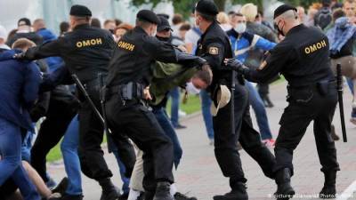 На несанкционированных протестных акциях в Минске начались задержания