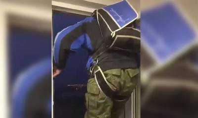 Видео: двое мужчин спрыгнули с парашютом с высотного дома в Петербурге