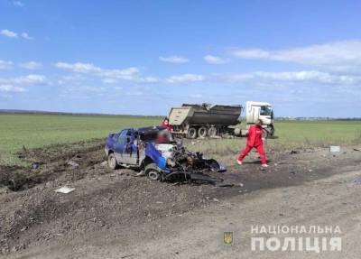 Под Николаевом грузовик уничтожил такси: трое погибших