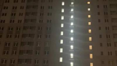 На Чарушинской улице парашютисты спрыгнули с многоэтажки: видео