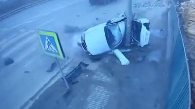 Машина пополам: момент аварии со столбом в Воронеже попал на видео