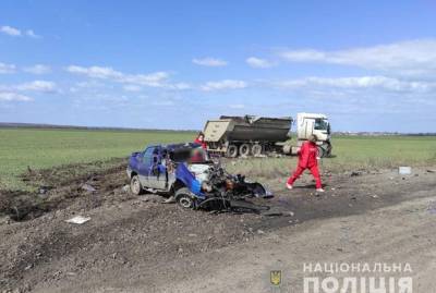 В Николаевской области грузовик столкнулся с такси, три человека погибли