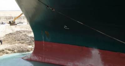 Застрявший в Суэцком канале сухогруз-гигант впервые "зашевелился"