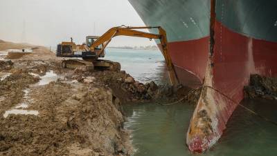 В администрации Суэцкого канала рассказали детали о работах по снятию с мели судна