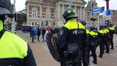 В Амстердаме на разгон протестов против карантина потратили 5 млн евро и мира