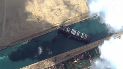 Гигантское судно, которое заблокировало Суэцкий канал, впервые сдвинулось с места