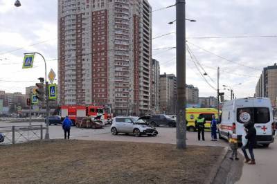 Сразу несколько автомобилей столкнулись на северо-западе Петербурга